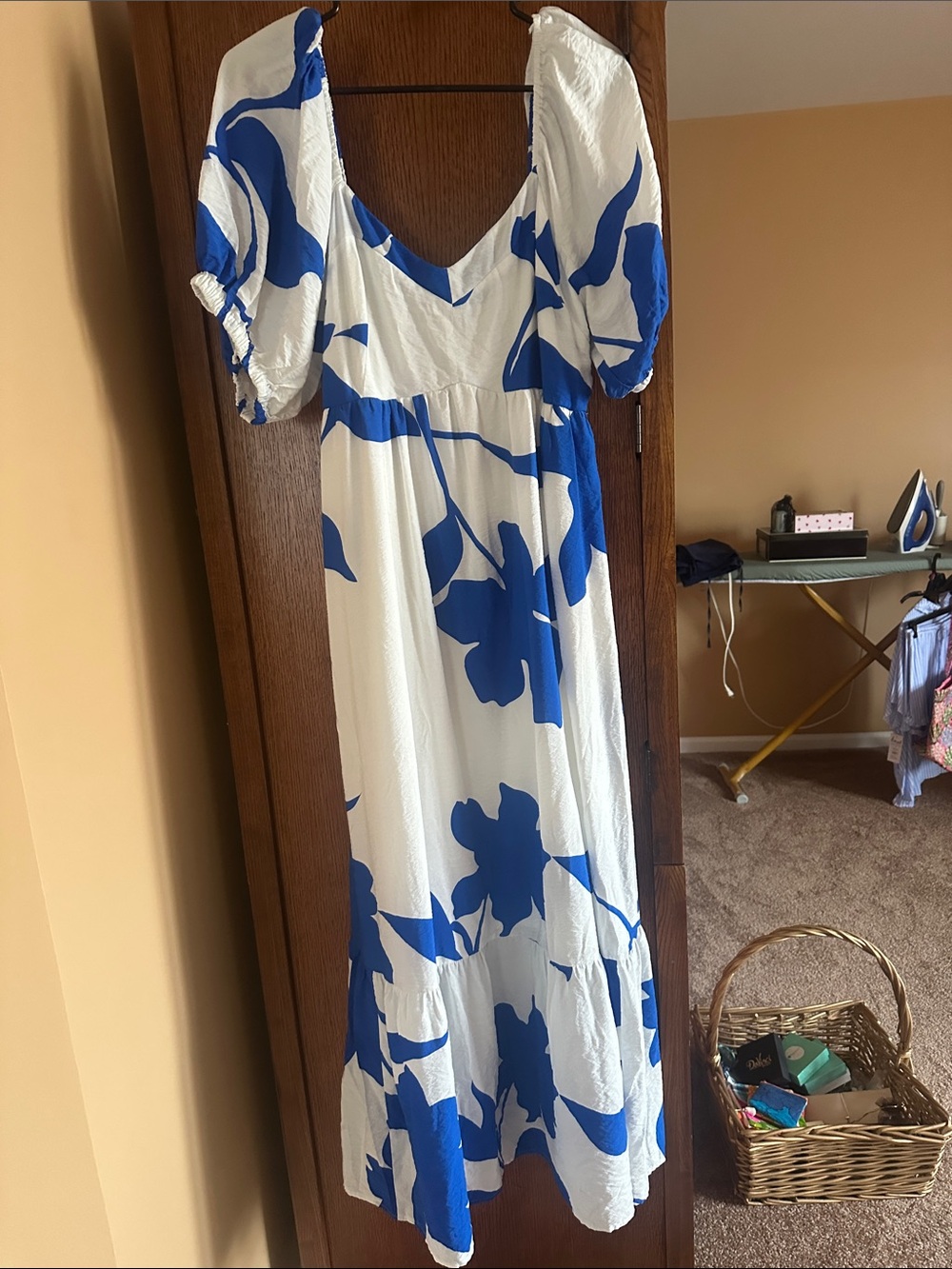 Beautiful summer gown by Nine West. Only worn 1 time.